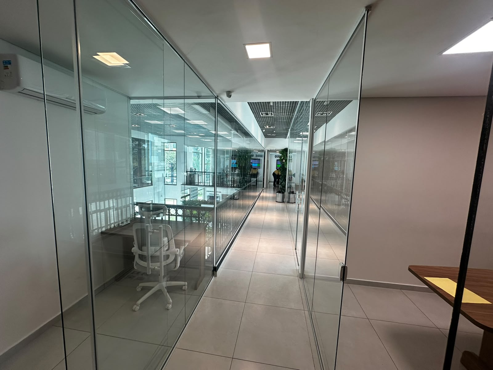 Corredor com salas de reunião da Selecta ME